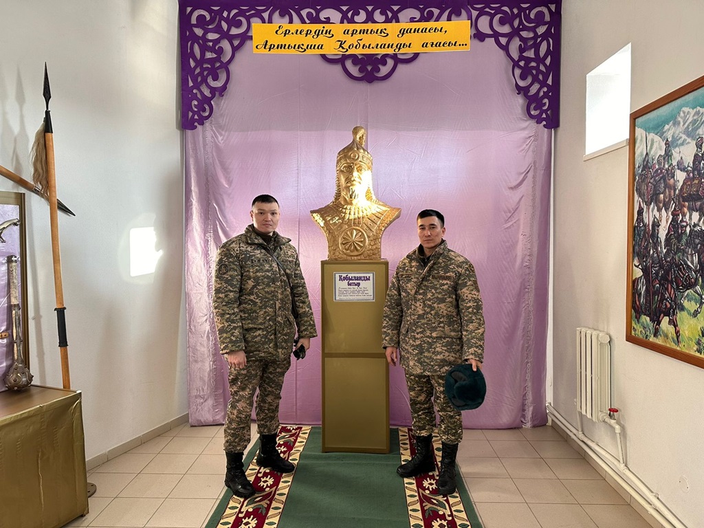 Қобда ауданының қорғаныс істері жөніндегі бөлімі бастығы капитан Иманғали Қуаныш және Қобда ауданының қорғаныс істері жөніндегі бөлімінің жұмылдыру бөлімше бастығы Жанайдаров Айдарбек Ұлыбекұлы