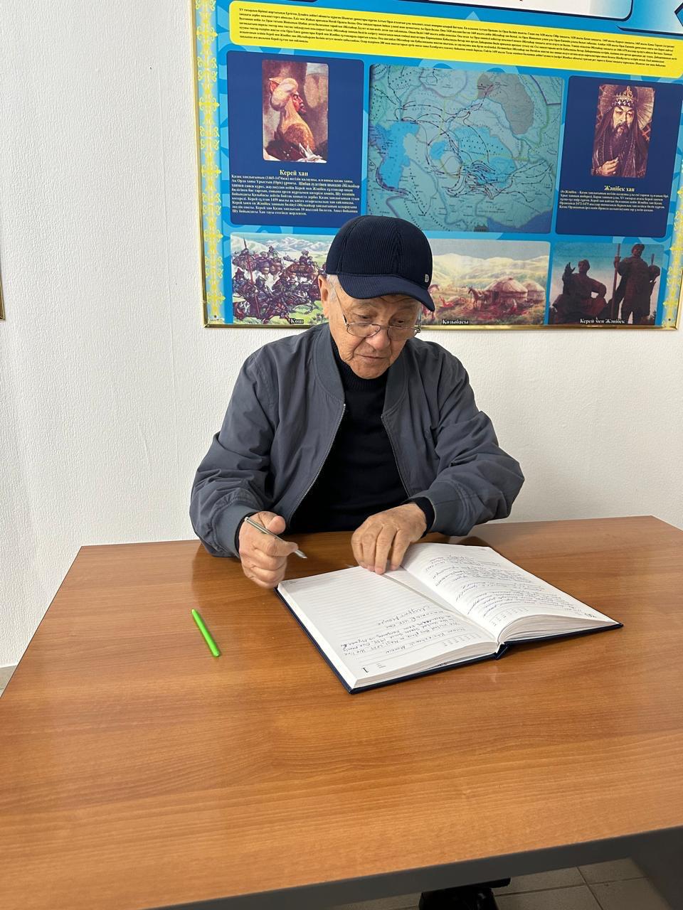 Сабыржанов Жомарт Сабыржанович Қазақстан Республикасының еңбек сіңірген жаттықтырушысы, Педогогика профессоры біздің кешенімізде